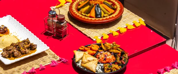 Table dressée pour le dîner sur le rooftop de Kui-Zin à Marrakech