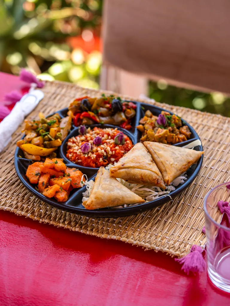 Plateau de salades marocaines et de briouates a partager