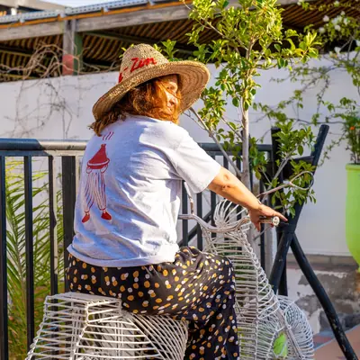 Cliente coiffee d'un chapeau Kui-Zin sur la terrasse du restaurant