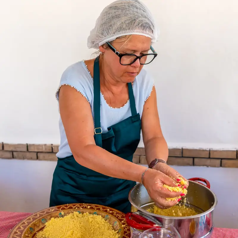 Apprentissage du couscous roulé à la main lors d'un atelier culinaire à Marrakech