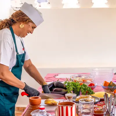 Decoupe des legumes sur la table de preparation du cours de cuisine