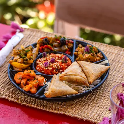 Plateau de salades marocaines et de briouates a partager