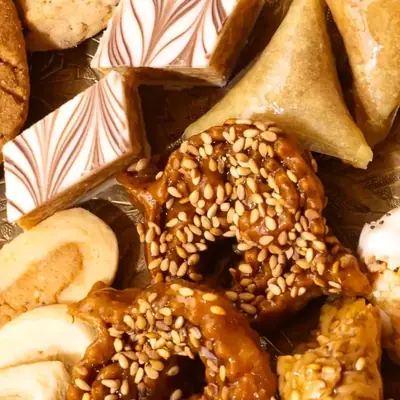Plateau de patisseries marocaines : cornes de gazelle, briouates, gateaux au sesame