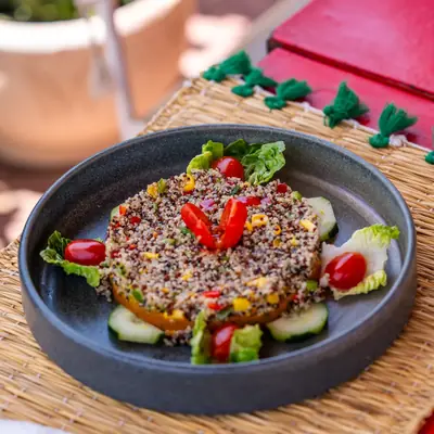 Taboule de quinoa aux herbes, concombre et grenade