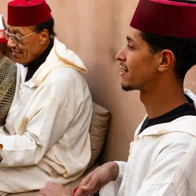 Deux musiciens en tenue traditionnelle pendant le diner en musique