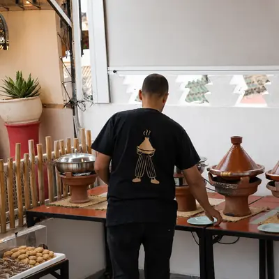 Le poste des tajines de Kui-Zin, pendant le service
