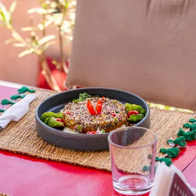 Taboule de quinoa aux herbes servi sur une table rouge