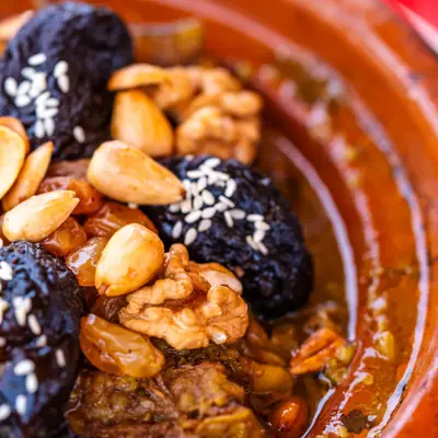 Tajine aux pruneaux, amandes et noix, en gros plan