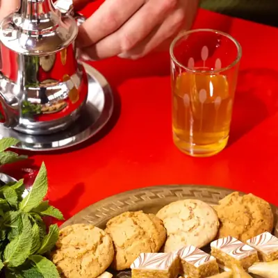 Service a the marocain accompagne de patisseries maison