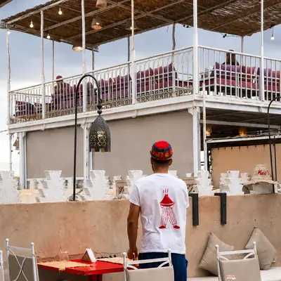 Vue d'ensemble des deux niveaux de terrasse du restaurant