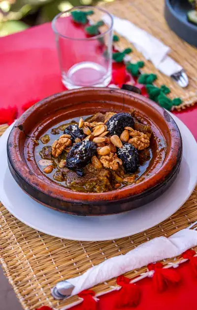 Tajine de viande aux pruneaux, amandes et graines de sesame