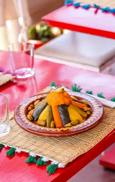 Couscous aux legumes dresse en dome dans un plat marocain