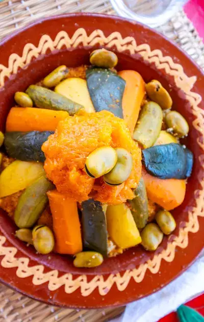 Legumes du couscous disposes dans un plat en terre cuite