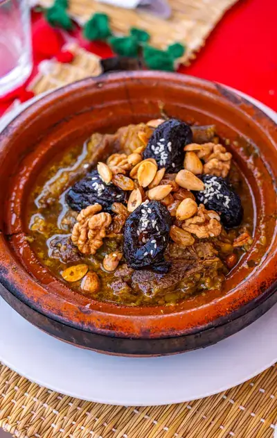 Tajine de viande aux pruneaux, amandes et noix