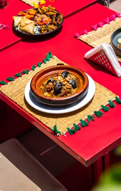 Tajine servi sur une table de la terrasse