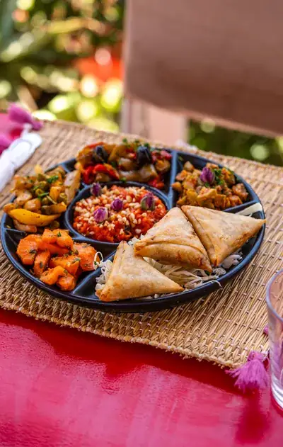 Assortiment de salades marocaines et de briouates a partager