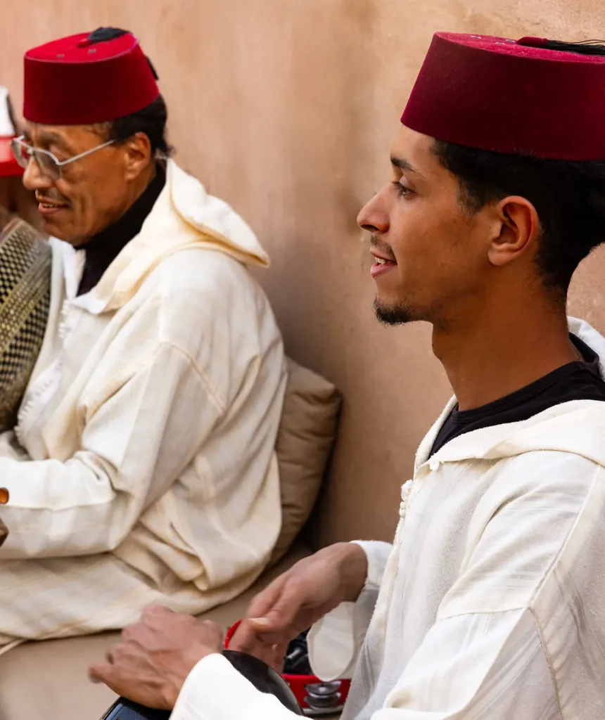 Musiciens marocains jouant en live le soir sur le rooftop de Kui-Zin, Marrakech