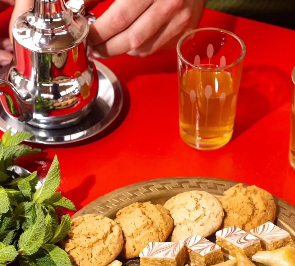 Thé à la menthe et pâtisseries marocaines servis au tea time chez Kui-Zin, Marrakech